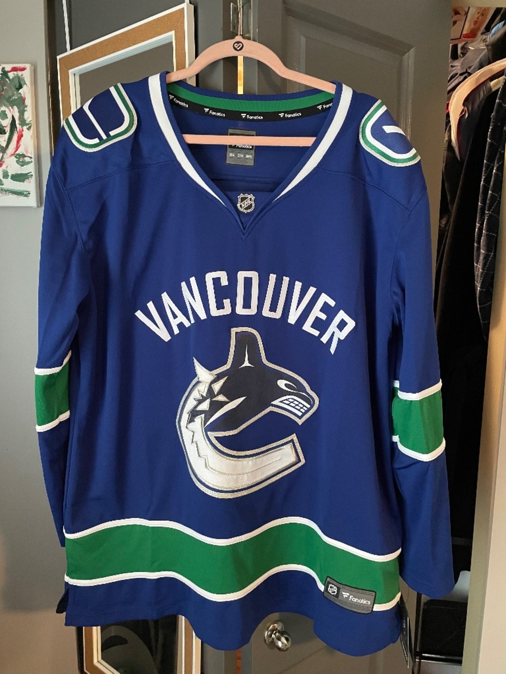 Ladies 3x Canucks jersey NEW